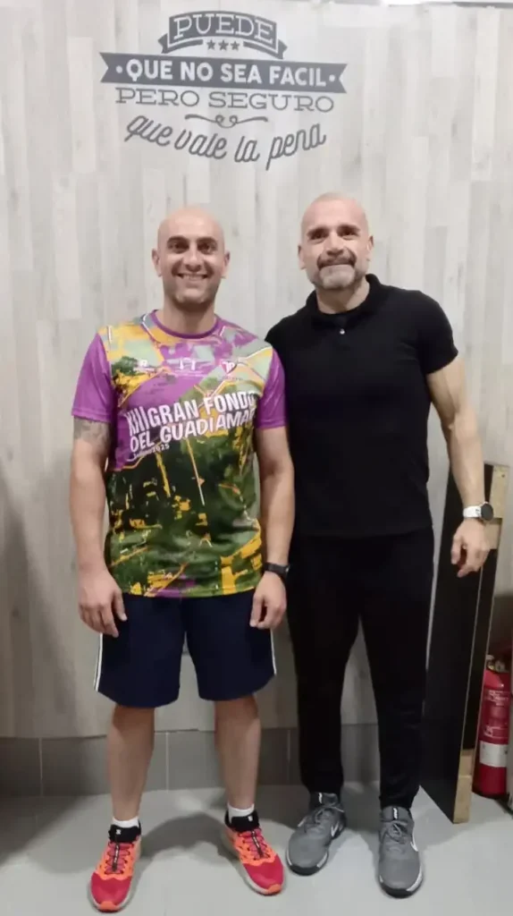 Ignacio junto a su entrenador personal en Personal Fit Sevilla tras lograr sus objetivos