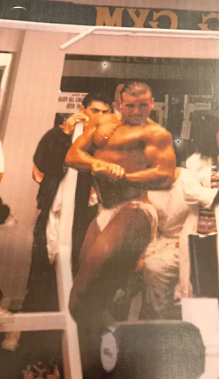 José participando en una competición de culturismo, mostrando su trayectoria como atleta antes de fundar PersonalFit Sevilla
