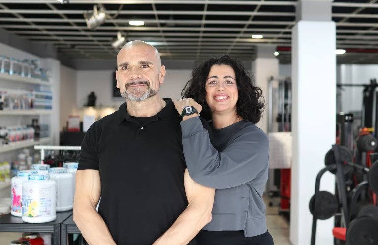 José y Cristina, fundadores y equipo de Personal Fit Sevilla, en el centro de entrenamiento y suplementación