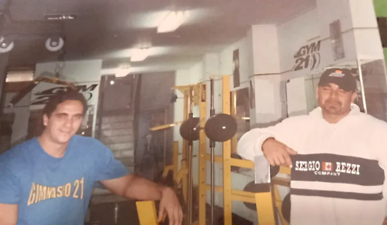 José en su primer gimnasio, Gym 21 junto a su socio donde comenzó su trayectoria profesional como entrenador personal en Sevilla