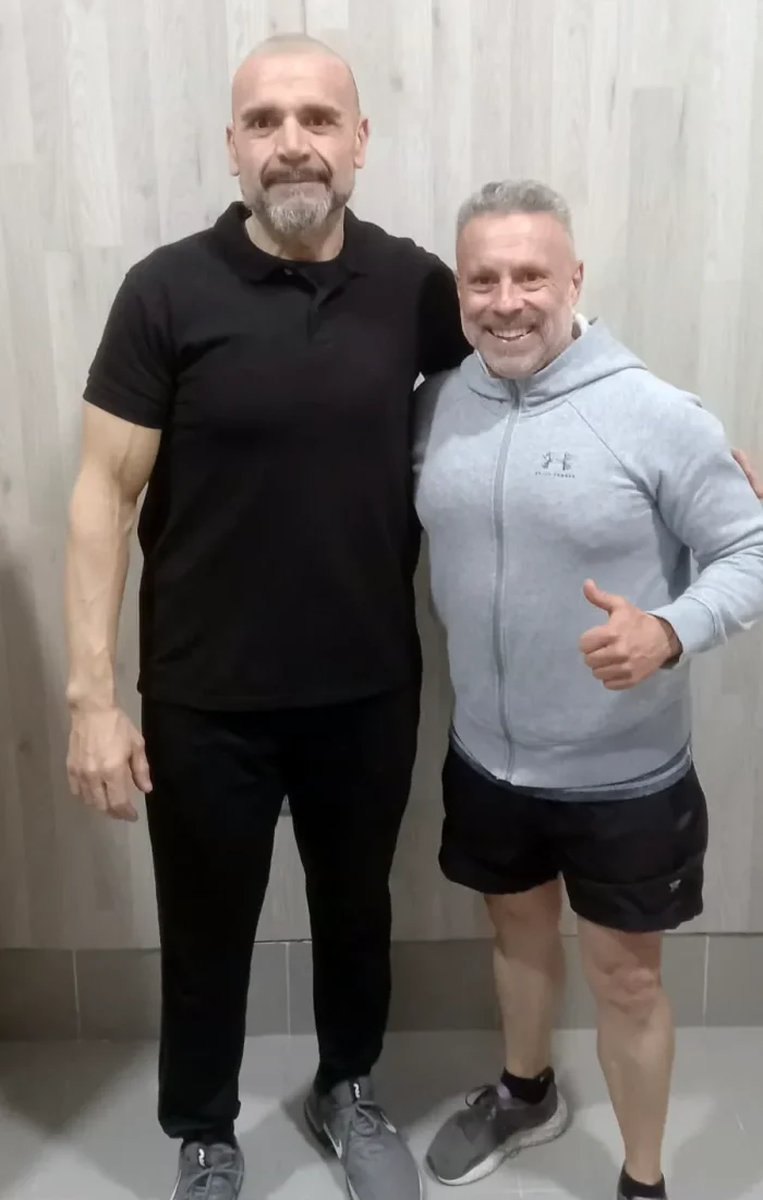 Joaquín, cliente de Personal Fit Sevilla, junto a su entrenador tras alcanzar sus objetivos de salud y rendimiento.